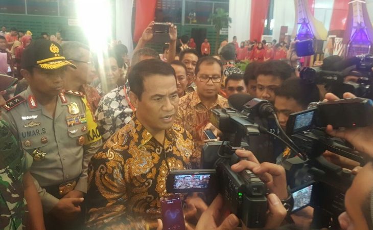 Wakili Presiden Jokowi Mentan Amran Bagikan 62.453 Sertifikat Tanah untuk Warga Sulsel