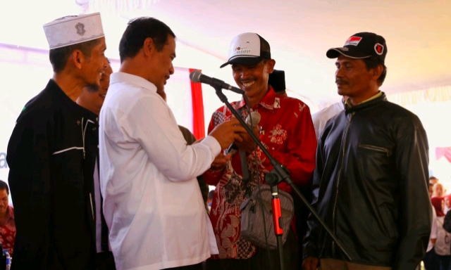 Jaja Tak Menduga, Selfie Bersama Mentan dan Dapat Bantuan 2 Ekor Kambing Serta Bibit Kelapa