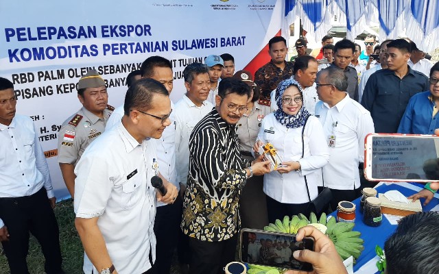 Foto. Mentan Syahrul Yasin Limpo melepas ekspor komoditas pertanian tujuan negara,China dan malaysia di Kabupaten Mamuju Provinsi Sulbar.