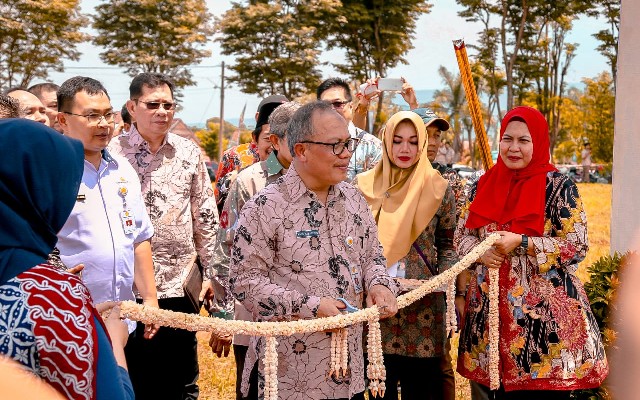 Foto: Dirjen Perkebunan Kasdi Soebagyono saat membuka acara peringatan Hari Perkebunan 2019 di Malang.