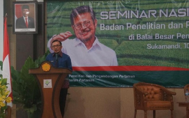 Foto: Kepala Pusat Penelitian dan Pengembangan Tanaman Pangan Dr. Haris Syabuddin mewakili Kepala Balitbangtan dalam Seminar Nasional Padi di Sukamandi.