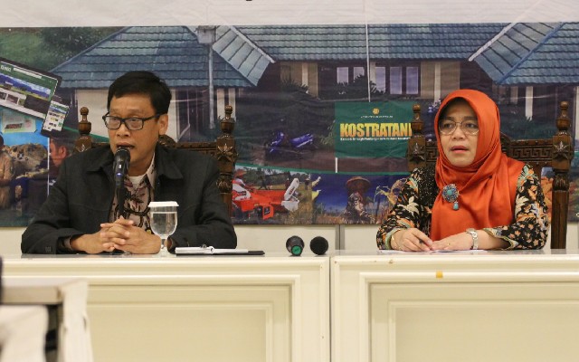 Foto: Kabadan PPSDMP Dedi Nursyamsi (kiri) bersama Kapusluhtan Leli Nuryati (kanan) saat Pertemuan Penguatan KEP dalam rangka mendukung Kostratani di Bogor.