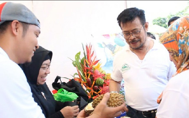 Foto: Menteri Pertanian Syahrul Yasin Limpo saat mencicipi durian lokal dalam Tani's Day di Denpasar, Bali.