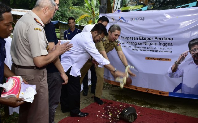 Foto : Menteri Pertanian Syahrul Yasin Limpo Bersama Wakil Walikota Bogor Dedie A Rachim Melepas Ekspor Larva Kering ke Inggris