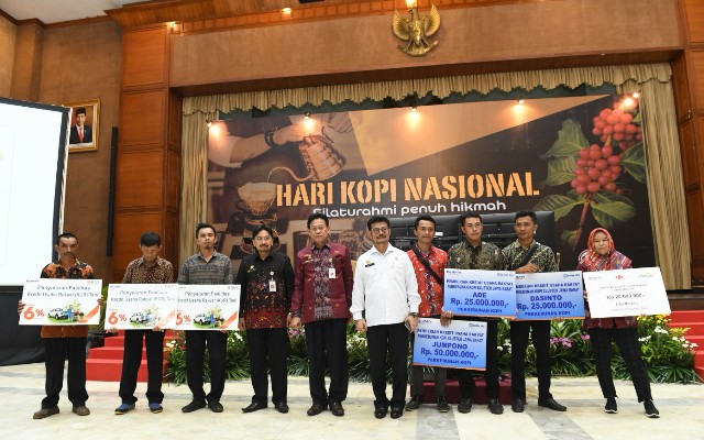 Foto : Menteri Pertanian Syahrul Yasin Limpo Bersama Sekertaris Jenderal dan Direktur Jenderal Prasarana dan Sarana Pertanian (PSP) Memberikan KUR Kepada Para Petani Kopi