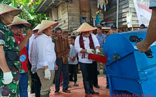 Foto: Panen Raya Program IP 200 di Kostrada Kab. Ogan Ilir Sumsel yang dihadiri oleh Bupati selaku Komandan KOSTRADA dan Kadis Pertanian dan Ketahanan Pangan Kab. Ogan Ilir.