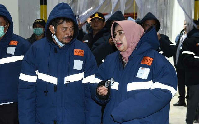 Foto : Menteri Pertanian Syahrul Yasin Limpo (kiri) bersama CEO PT Suri Nusantara Jaya, Diana Dewi (kanan) Saat Melihat Stok Daging di Gudang