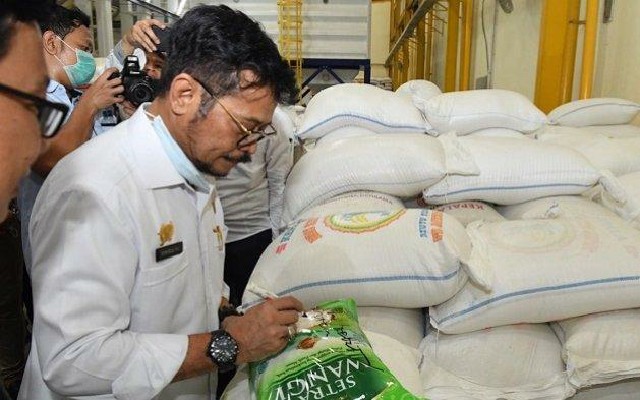 Foto : Menteri Pertanian Syahrul Yasin Limpo Saat Mengecek Stok Beras Nasional