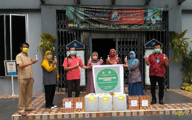 Foto : Penyerahan Bantuan Hand Sanitizer dan Disinfektan untuk Sekolah Menengah di Bogor oleh Balitbangtan melalui Balittanah.