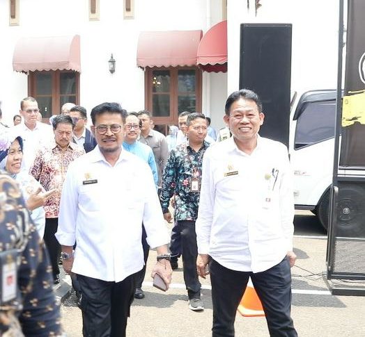 Foto : Menteri Pertanian Syahrul Yasin Limpo bersama Sekertaris Jenderal Kementerian Pertanian Momon Rusmono Saat Melakukan Kunjungan ke Bogor