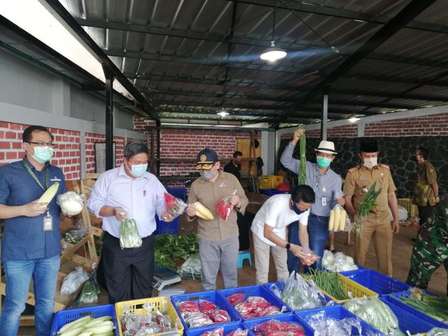 Foto : Berbagai hasil pertanian yang ada di Sub Terminal Agribisnis (STA) Cigombong Kabupaten Cianjur