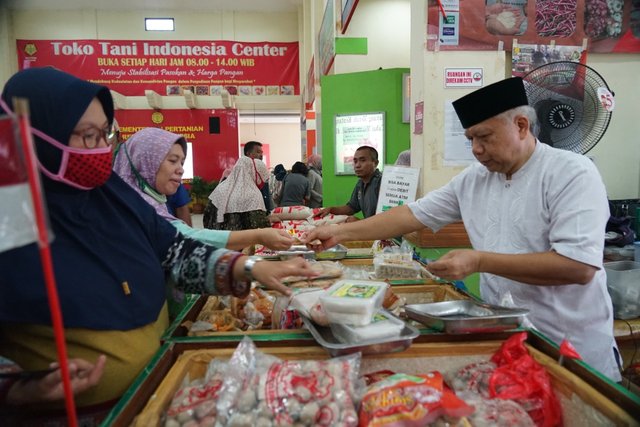 Foto : Transaksi jual beli di Pasar Mitra Tani Kementan
