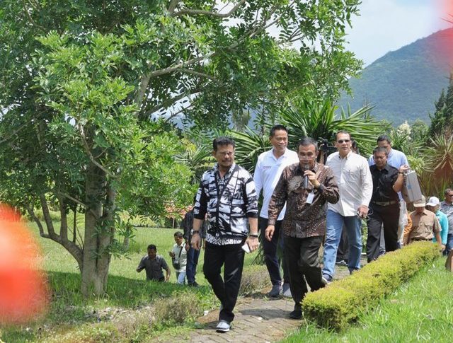 Foto : Menteri Pertanian Syahrul Yasin Limpo Saat Mengunjungi Balai Penelitian Tanaman Hias (Balithi) didampingi Kepala Badan Karantina Ali Jamil dan Kepala Badan Litbang Fadfry Djufry.