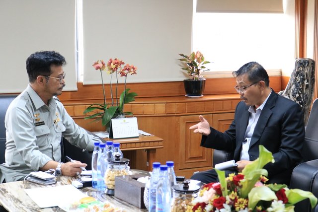 Foto: Menteri Pertanian, Syahrul Yasin Limpo (kiri) dengan Komisioner Komisi Informasi Pusat, Arif Adi Kuswardono (kanan) saat melakukan pertemuan di Gedung A Kantor Pusat Kementan.