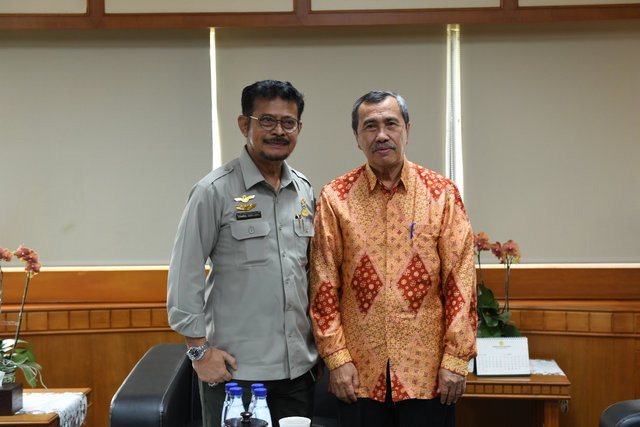 Foto: Mentan SYL saat menerima kunjungan Gubernur Riau Syamsuar di Kantor Pusat Kementan.
