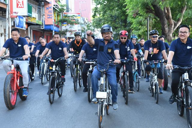 Foto: Menteri Pertanian Syahrul Yasin Limpo saat bersepeda ke lokasi acara TOS di Makassar.