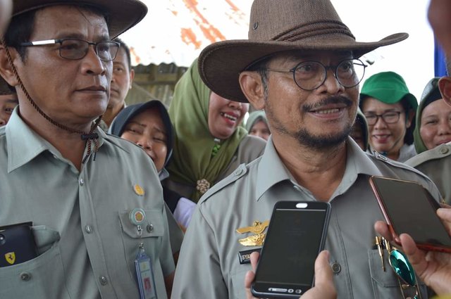 Foto : Menteri Pertanian, Syahrul Yasin Limpo (kanan) Bersama Dirjen Peternakan dan Kesehatan Hewan I Ketut Diarmita (kiri) Saat Melakukan Kunjungan Kerja ke Balai Pembibitan Ternak Unggul - Hijauan Pakan Ternak di Sembawa, Palembang