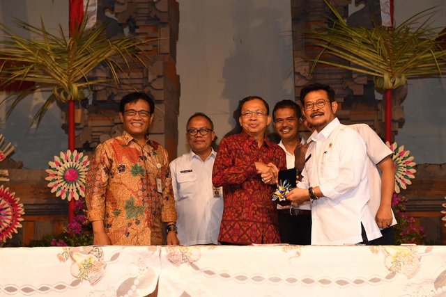 Foto: Mentan Syahrul saat penyerahan Aplikasi Peta Potensi Ekspor Bali, IMACE kepada Gubernur Bali I Wayan Koster.