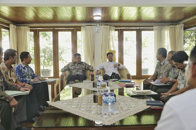 Foto : Menteri Pertanian saat menerima kunjungan Gubernur Sumsel di kediaman Menteri Jl. Widya Chandra Jakarta.
