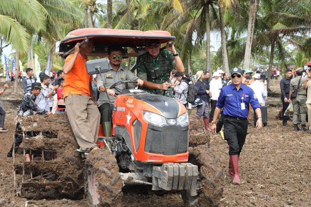 Foto : Menteri Pertanian, Syahrul Yasin Limpo saat Mencoba Traktor