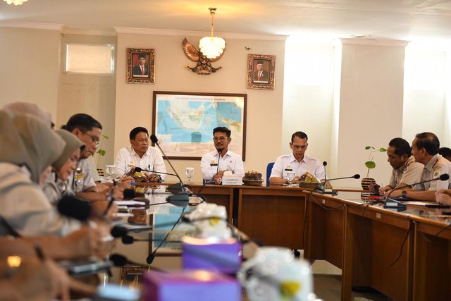 Foto : Menteri Pertanian, Syahrul Yasin Limpo Saat Memberikan Arahan Ke Seluruh Pimpinan Unit Kerja Lingkup Badan Karantina Pertanian di Indonesia