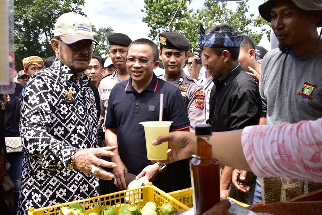 Foto : Menteri Pertanian, Syahrul Yasin Limpo Saat Mencoba Minuman Nenas