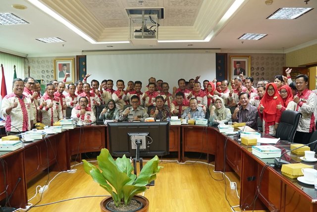 Foto Bersama Perhimpunan Penyuluh Pertanian Indonesia (PERHIPTANI) di Kantor Kementerian Pertanian
