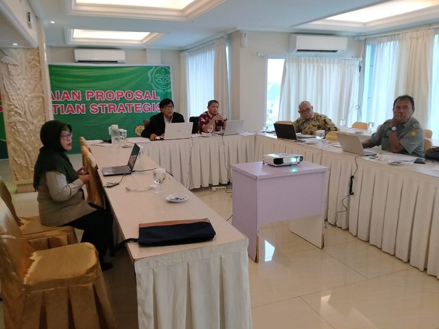 Foto: Presentasi proposal penelitian strategis di hadapan reviewer di Hotel Onih Bogor.