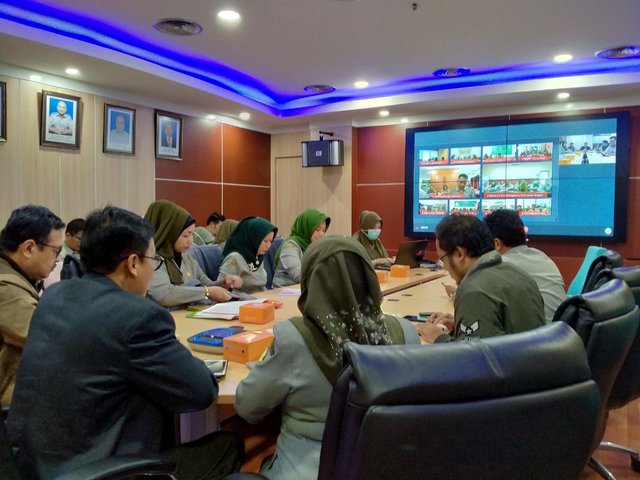 Foto: Kabadan PPSDMP Dedi Nursyamsi beserta staf menyapa semua jajaran BPPSDMP yang berada di UPT dan Unit Kerja di pusat dan daerah secara online di AOR Kementan.