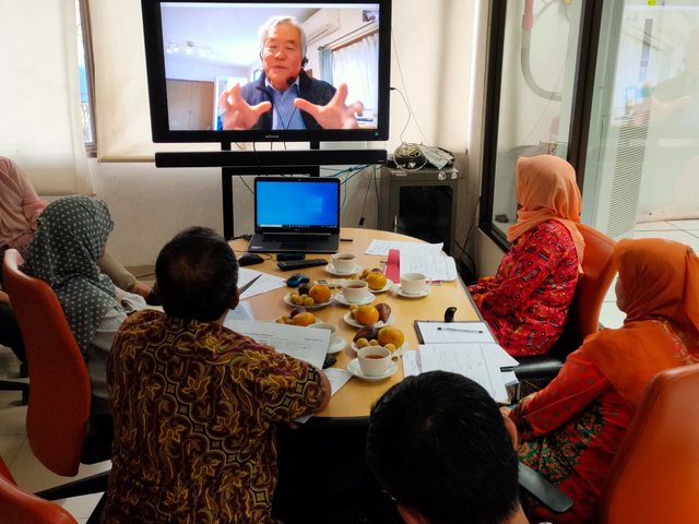 Foto: Balitbangtan melakukan diskusi jarak jauh dengan Mr. Tomohiro Kamogawa (Adviser Research and Development Headquarter Hirata Corp) melalui Skype dalam rangka upaya pencegahan pandemic global Covid-19.