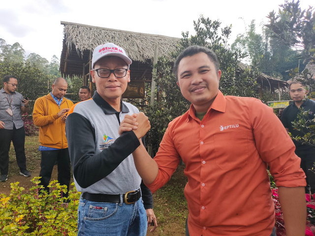 Foto: Kepala BPPSDMP bersama Peternak Milenial Komoditas Telur Puyuh Asal Sukabumi, Slamet Wuryadi.