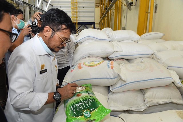 Foto : Menteri Pertanian Syahrul Yasin Limpo saat Menyidak Ketersediaan Beras Nasional di Food Stasion Tjipinang Raya, Jakarta, (18/3)