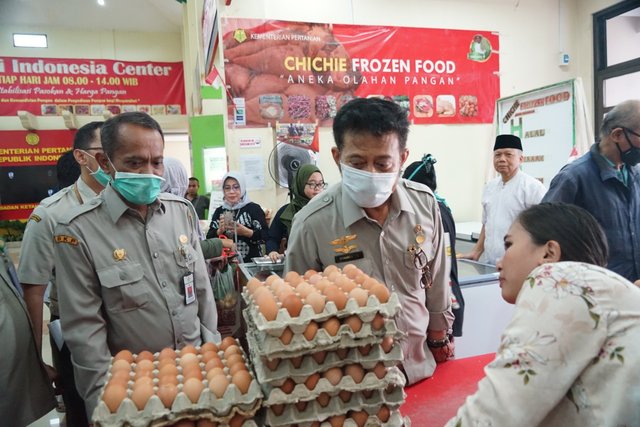 Foto: Kepala BKP Agung Hendriadi (kiri) bersama Mentan SYL (kanan) meninjau stok telur di TTIC Pasar Minggu, Jakarta.