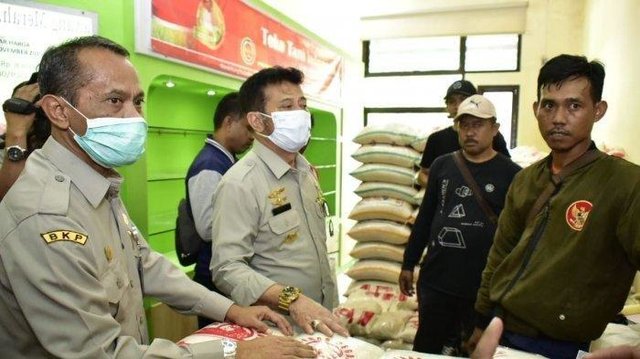 Foto : Menteri Pertanian Syahrul Yasin Limpo bersama Kepala Badan Ketahanan Pangan Agung Hendriadi Saat Meninjau Stok Pangan