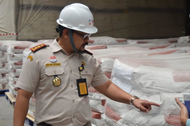 Foto : Kepala Karantina Cilegon, Raden Nurcahyo Saat Memeriksa Tepung Jagung yang akan di Ekspor