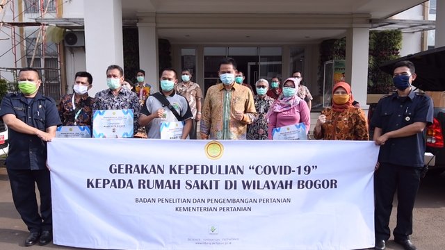 Foto : Bantuan Makanan, Minuman dan Alat Pelindung Diri (APD) Kepada Rumah Sakit di Wilayah Bogor oleh Kepala Balitbangtan, Fadry Djufry