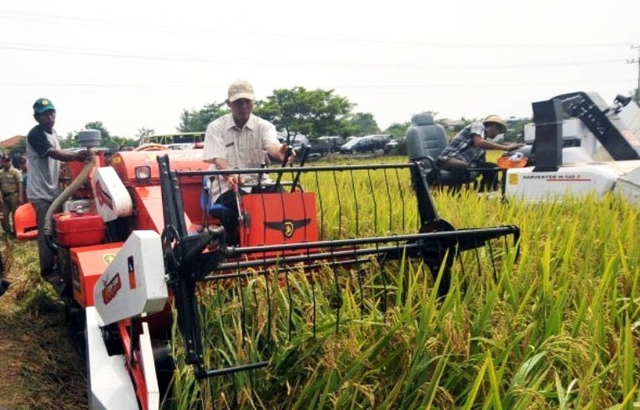 Alsintan Combine Harvester Jadi Andalan Petani Bali Hadapi Panen Raya Saat Covid-19