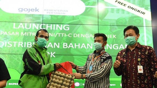 Foto : Menteri Pertanian Syahrul Yasin Limpo Memberikan Simbol Kerjasama Antara Kementan Dengan Driver Gojek
