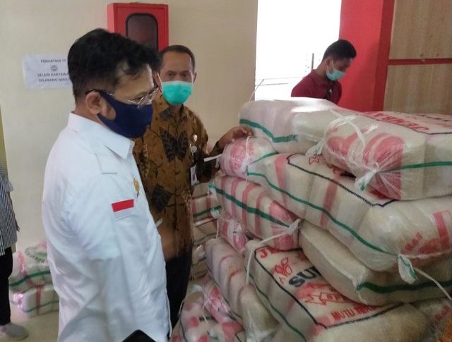 Foto : Menteri Pertanian Syahrul Yasin Limpo (kemeja putih) bersama Kepala Badan Ketahanan Pangan Agung Hendriadi (tengah berbaju batik) sedang meninjau stok pasokan beras