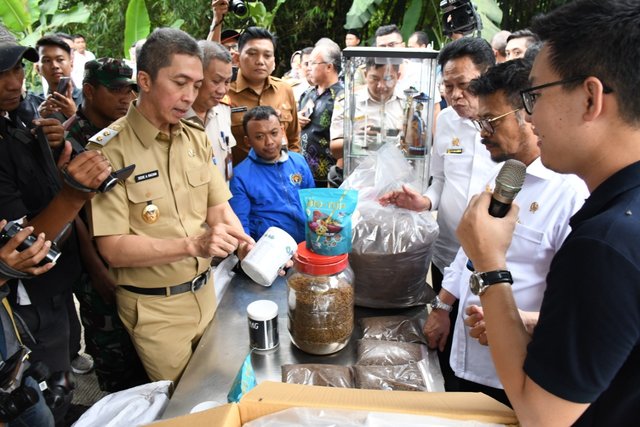Foto : Menteri Pertanian Syahrul Yasin Limpo beserta jajaran sedang meninjau produk larva kering