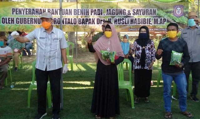 Foto : Penyerahan Bantuan Benih Padi, Jagung dan Sayuran oleh Gubernur Gorontalo