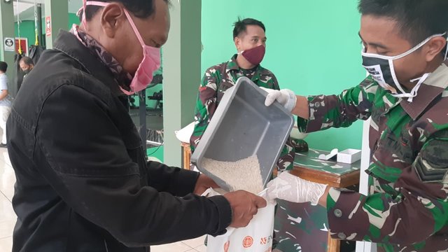 Kerjasama Kementan-TNI, Kodim 0506 Tangerang Bagikan Beras melalui ATM Pertanian SiKomandan