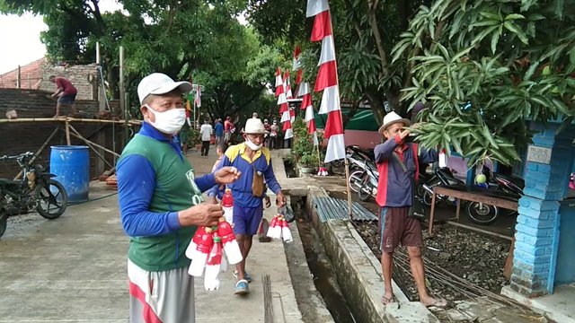 Turut Semarakkan HUT Kemerdekaan RI ke-75, Petani Mangga di Sumedang Pasang Perangkap Hama Merah Putih