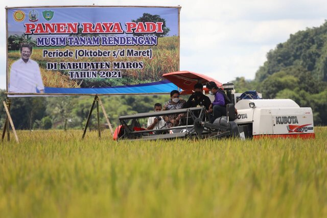 Mentan SYL Panen dan Gerakkan Serap Gabah di Maros