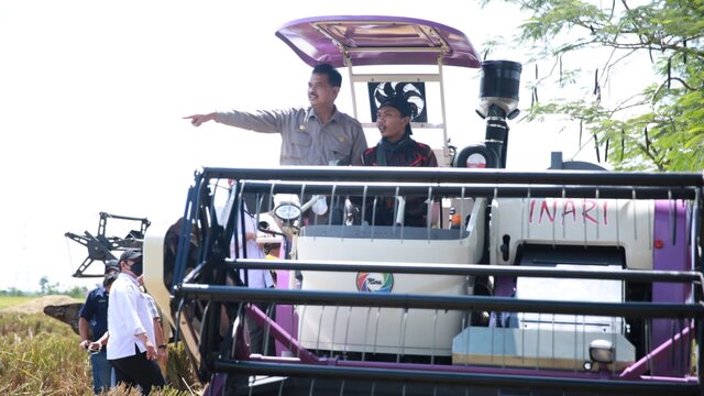 Pastikan Stok Beras Aman, Ombudsman dan Kementan Monitoring Panen Padi di Indramayu