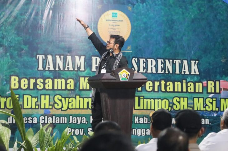 Meski Sudah Malam, Mentan dan Petani Tetap Semangat Tanam Serempak