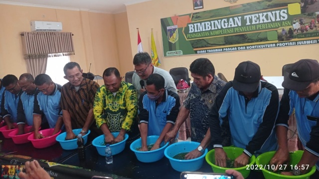 Kenalkan Pertanian Ramah Lingkungan, Penyuluh Sulteng Dilatih Cara Pembuatan Biosaka