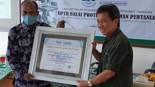 Penyerahan Sertifikat Akreditasi ISO/IEC 17025:2017 LPHP Bantul