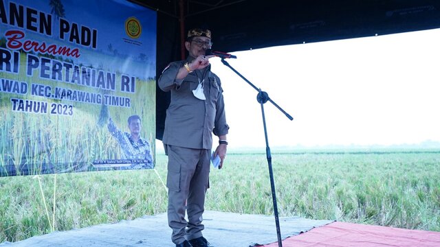 Mentan SYL Pantau Jalannya Panen Raya di Kabupaten Karawang, Pastikan Kondisi Beras Indonesia Aman