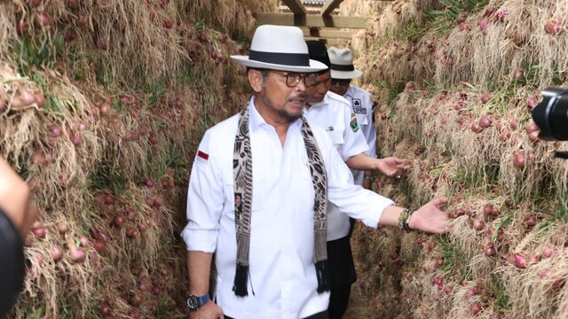 Antisipasi El Nino, Mentan SYL Tinjau Kawasan Sekaligus Panen Bawang Merah di Solok